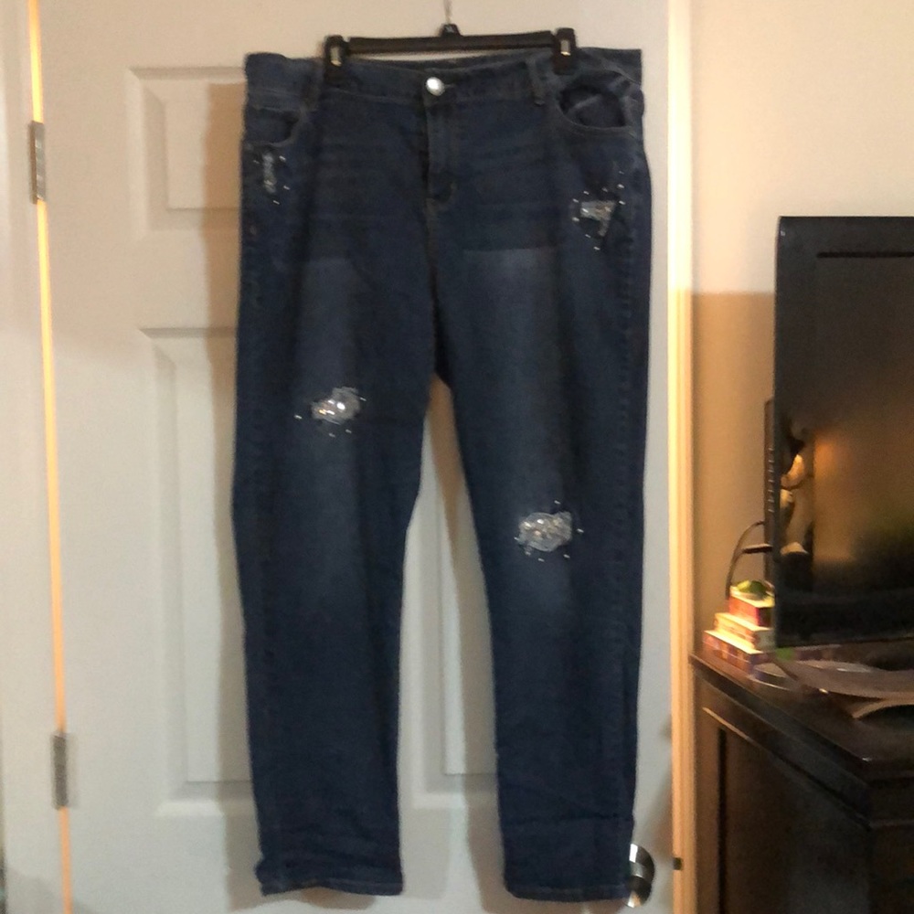 Skinny jeans with pearl appliqués and patches